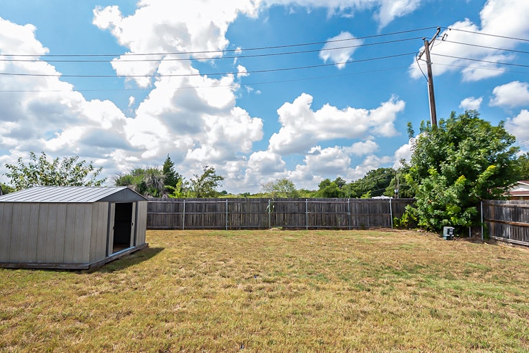 Photo 20 of 20 - 317 Oxford St, Burleson, TX 76028