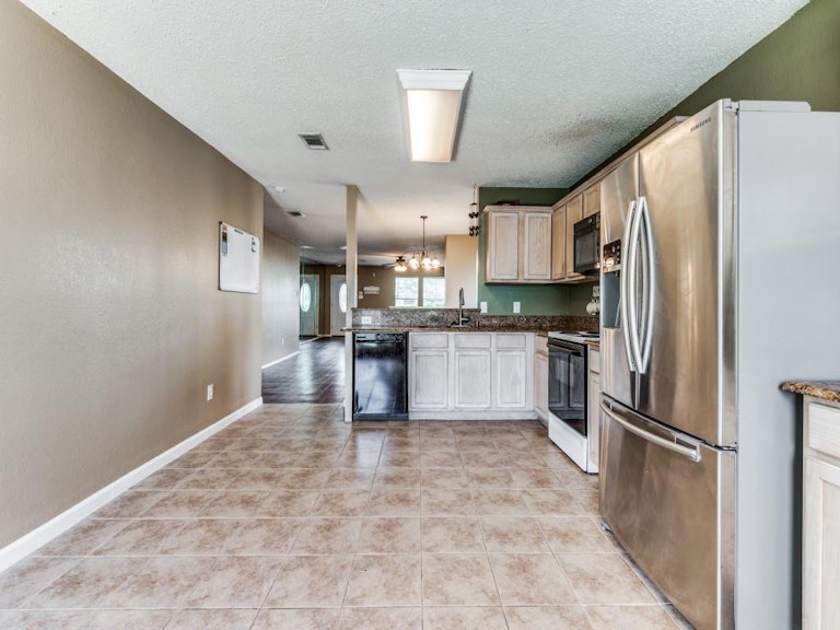 Photo 11 of 23 - 5309 Kingslink Cir, Fort Worth, TX 76135