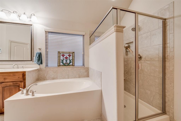 Photo 18 of 38 - 2222 Fallbrooke Dr, Grand Prairie, TX 75050