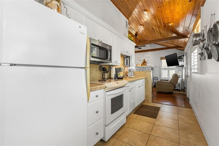 Photo 15 of 52 - 12400 Gulf Blvd #1, Saint Petersburg, FL 33706