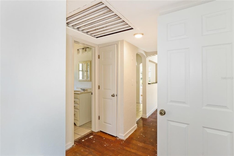 Photo 17 of 35 - 2601 Upton St S, Gulfport, FL 33711