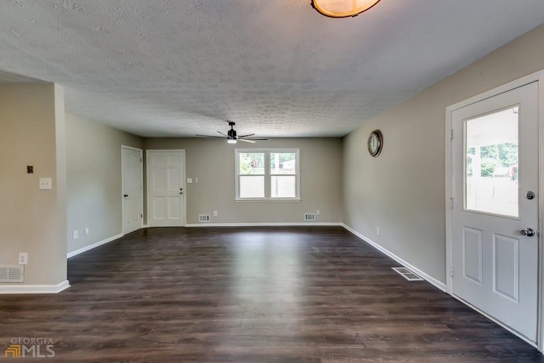 Photo 4 of 24 - 2920 NW Landmark Dr, Conyers, GA 30094