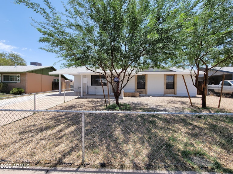 Photo 2 of 24 - 8201 W Earll Dr, Phoenix, AZ 85033