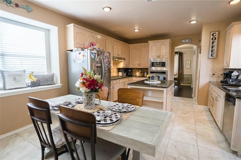 Photo 9 of 27 - 804 Ridge Crest Dr, Burleson, TX 76028