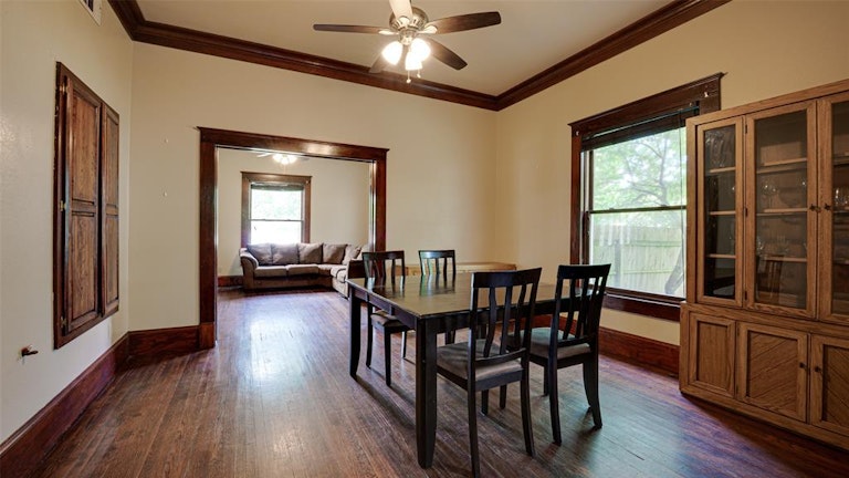 Photo 9 of 40 - 613 E Marvin Ave, Waxahachie, TX 75165