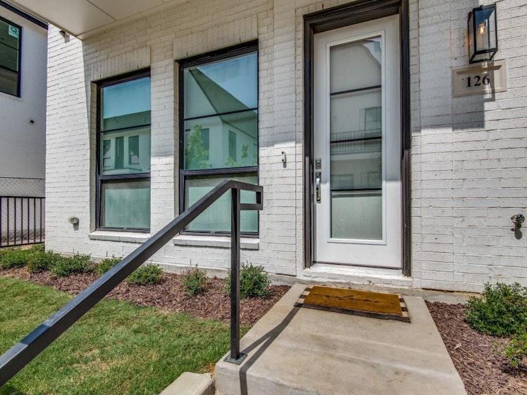 Photo 3 of 23 - 126 Garden Ct W, Arlington, TX 76013