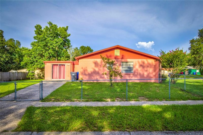 Photo 4 of 37 - 2202 Whitney Pl, Valrico, FL 33594