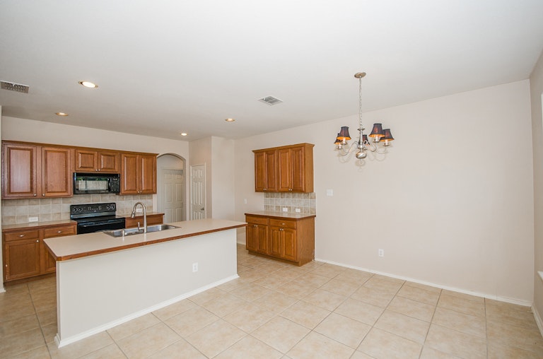 Photo 9 of 30 - 905 Crockett Dr, Lavon, TX 75166