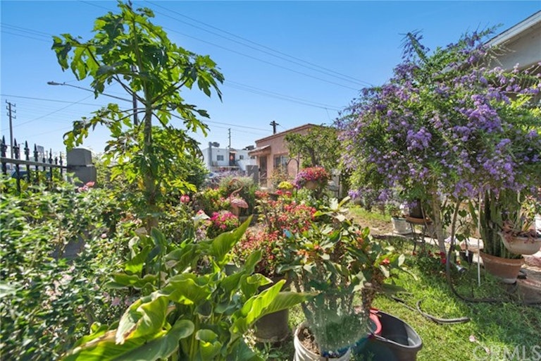 Photo 26 of 30 - 1123 E 80th St, Los Angeles, CA 90001