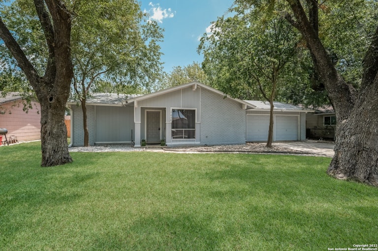 Photo 1 of 22 - 7434 Fieldgate Dr, San Antonio, TX 78227
