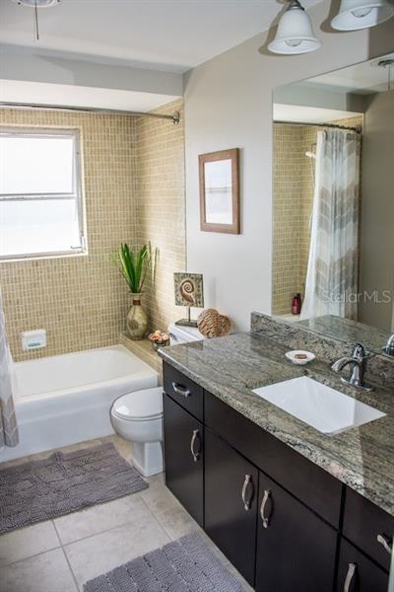 Photo 16 of 21 - 500 Sandlor Dr, Englewood, FL 34223