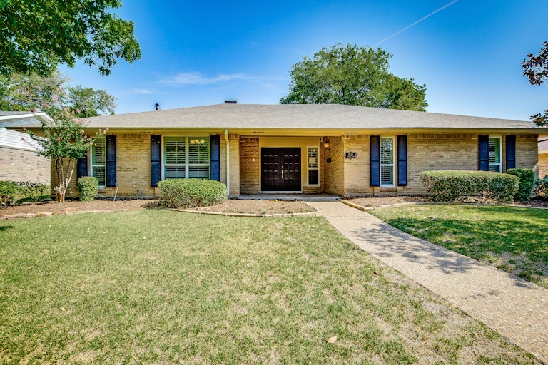 Photo 4 of 31 - 3849 Calculus Dr, Dallas, TX 75244