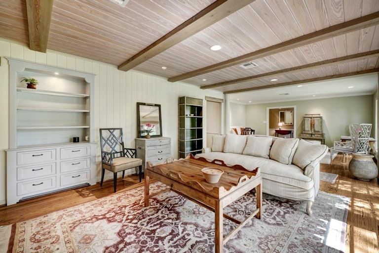 Photo 22 of 47 - 6131 Briar Rose Dr, Houston, TX 77057