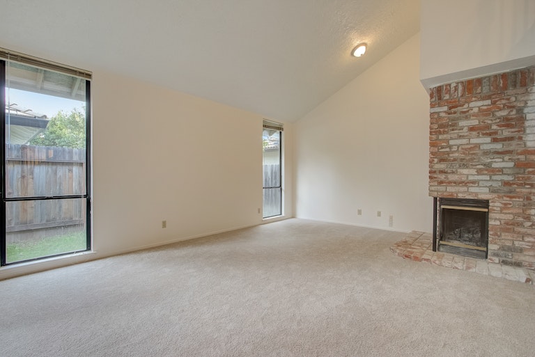 Photo 14 of 39 - 555 Rivergate Way, Sacramento, CA 95831