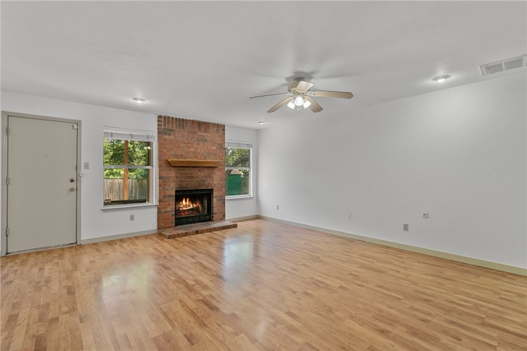Photo 4 of 30 - 8801 Piney Creek Bnd, Austin, TX 78745
