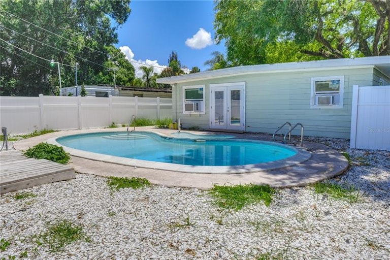 Photo 3 of 14 - 2615 19th St, Sarasota, FL 34234