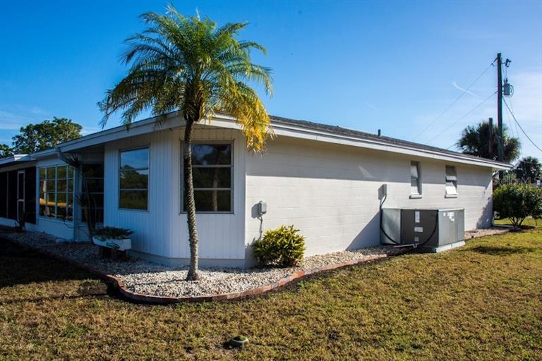 Photo 4 of 21 - 500 Sandlor Dr, Englewood, FL 34223