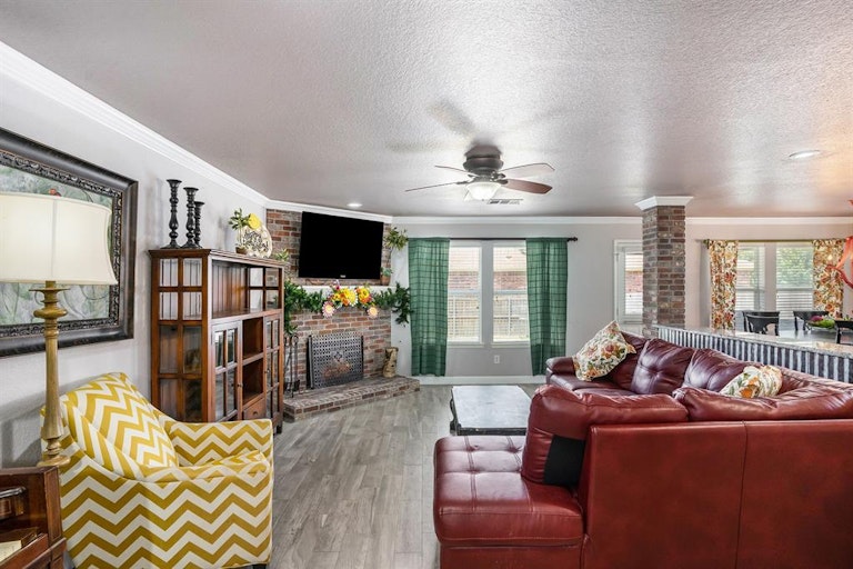 Photo 11 of 34 - 5901 Westgate Dr, Fort Worth, TX 76179
