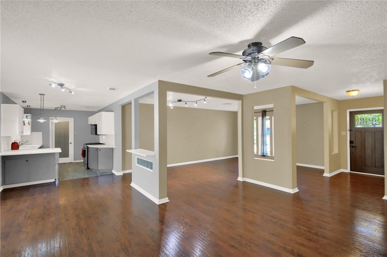 Photo 14 of 36 - 1107 Rebbeca Dr, Austin, TX 78758