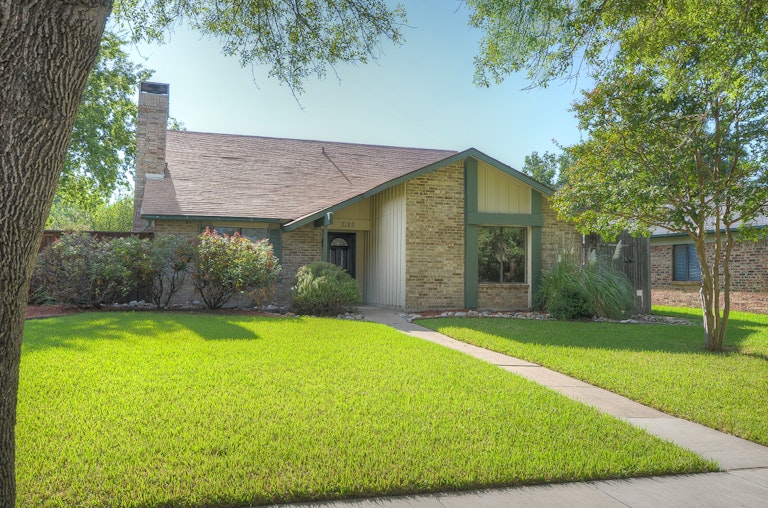 Photo 3 of 30 - 3123 Mayfair Dr, Carrollton, TX 75007