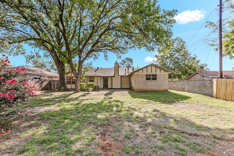 Photo 16 of 16 - 612 Mesa Dr, Euless, TX 76040