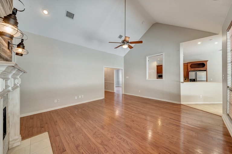 Photo 12 of 32 - 1105 NW Renfro St, Burleson, TX 76028