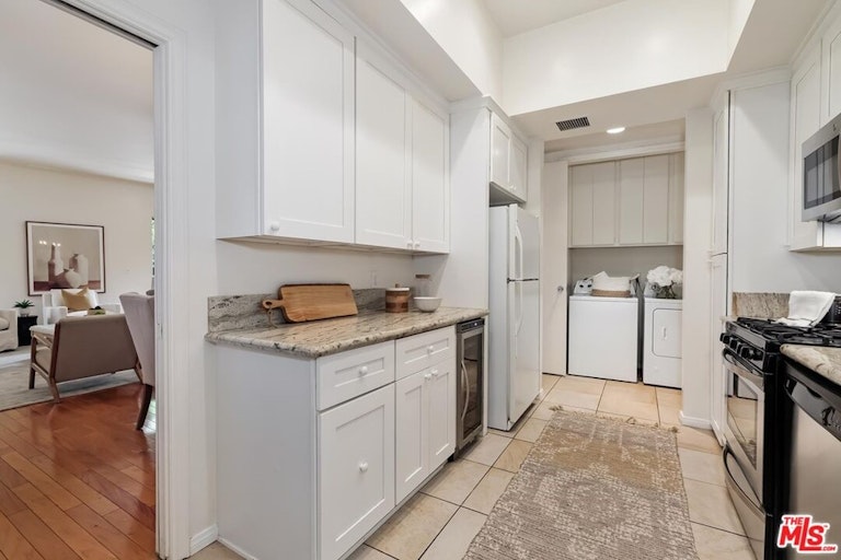 Photo 14 of 25 - 10960 Wellworth Ave #102, Los Angeles, CA 90024