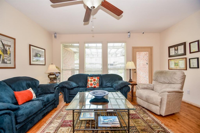 Photo 15 of 34 - 7702 Flax Dr, Houston, TX 77071