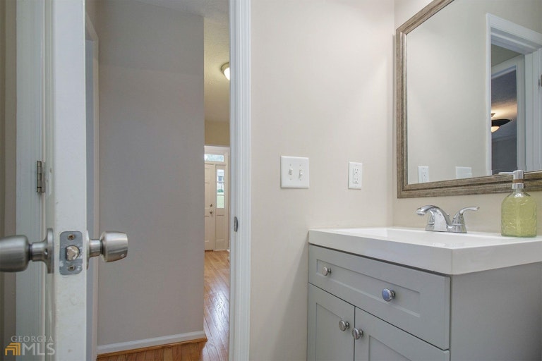 Photo 9 of 46 - 2895 Shurburne Dr, Alpharetta, GA 30022