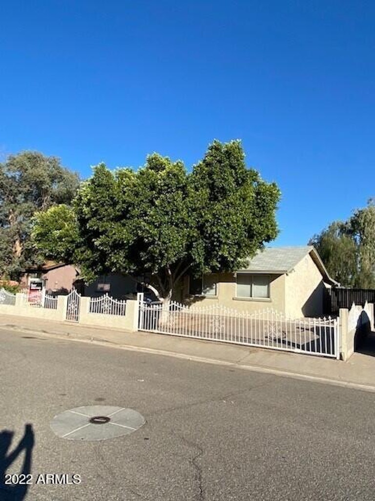 Photo 2 of 7 - 7005 W Roosevelt St, Phoenix, AZ 85043