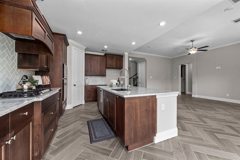 Photo 10 of 38 - 5922 Arcola Meadow Ct, Houston, TX 77059