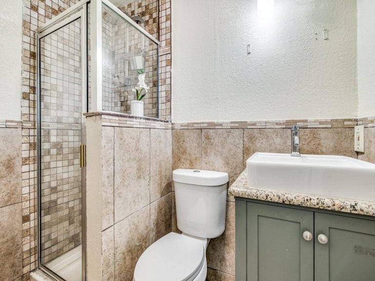 Photo 8 of 16 - 3220 Moon Dr, Mesquite, TX 75150