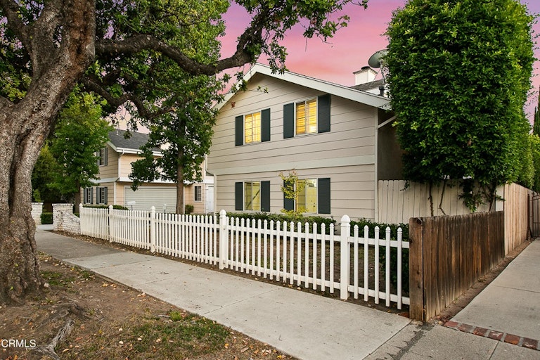 Photo 1 of 28 - 1960 E Villa St, Pasadena, CA 91107