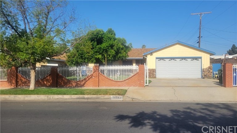 Photo 1 of 25 - 10045 Lemona Ave, Mission Hills, CA 91345