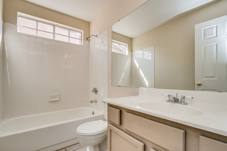 Photo 11 of 23 - 4302 E Windmere Dr, Phoenix, AZ 85048