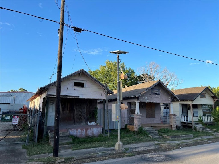 Photo 3 of 8 - 7023 Navigation Blvd, Houston, TX 77011