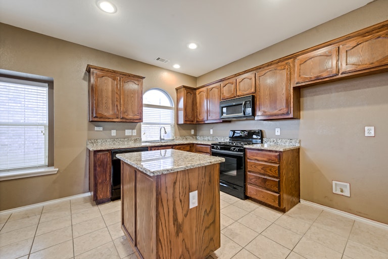 Photo 7 of 27 - 9864 Gallatin Ln, Fort Worth, TX 76177