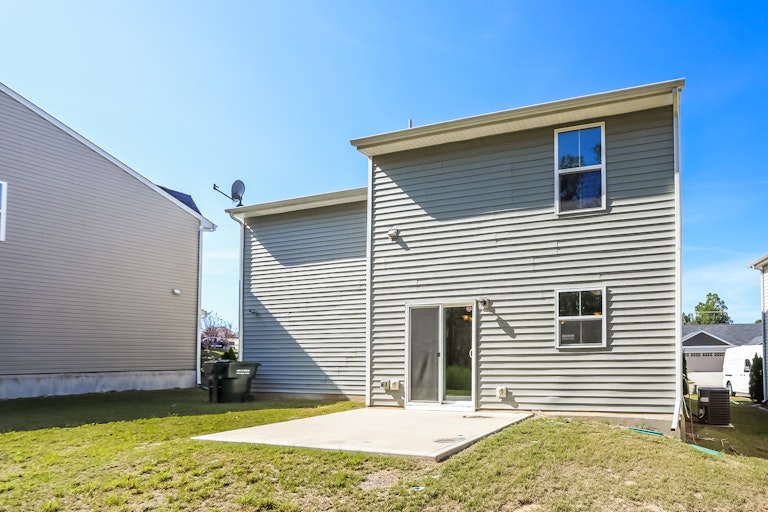 Photo 5 of 25 - 370 Fieldspar Ln, Clayton, NC 27520