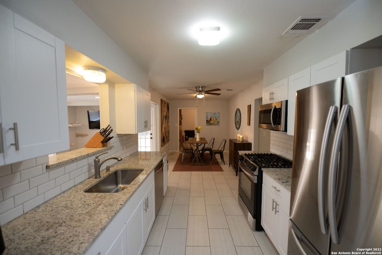 Photo 16 of 33 - 35 Storeywood Dr, San Antonio, TX 78213