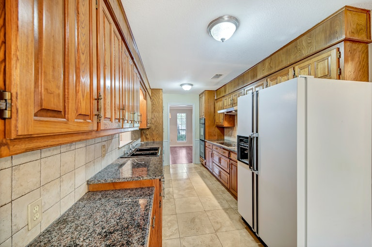 Photo 7 of 32 - 2233 Stafford Dr, Arlington, TX 76012