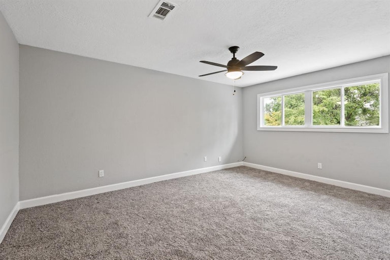 Photo 19 of 36 - 214 Andorra Ln, Houston, TX 77015