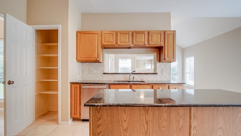 Photo 12 of 35 - 14426 Little Willow Walk, Houston, TX 77062