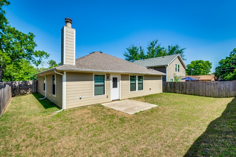 Photo 5 of 27 - 106 Pearl Ln, Lake Dallas, TX 75065
