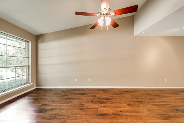 Photo 12 of 32 - 13740 Flagstone Ln, Dallas, TX 75240