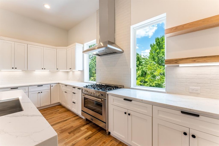 Photo 20 of 40 - 352 Foch St, Fort Worth, TX 76107