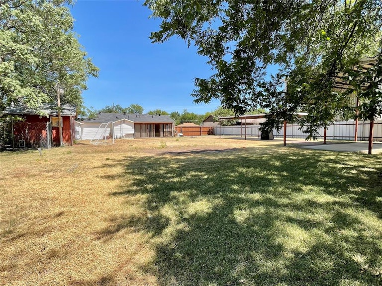 Photo 25 of 26 - 131 N Roe St, Fort Worth, TX 76108