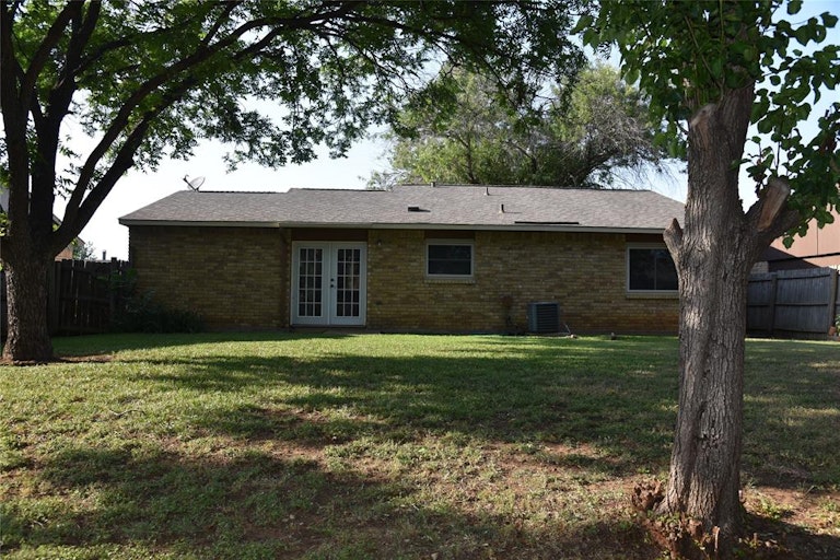 Photo 15 of 19 - 3821 Bridalwreath Dr, Fort Worth, TX 76133