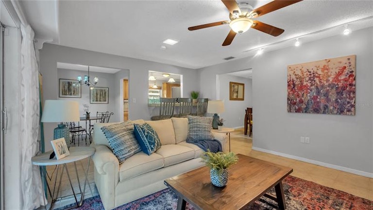 Photo 5 of 38 - 158 Oak Sq S, Lakeland, FL 33813