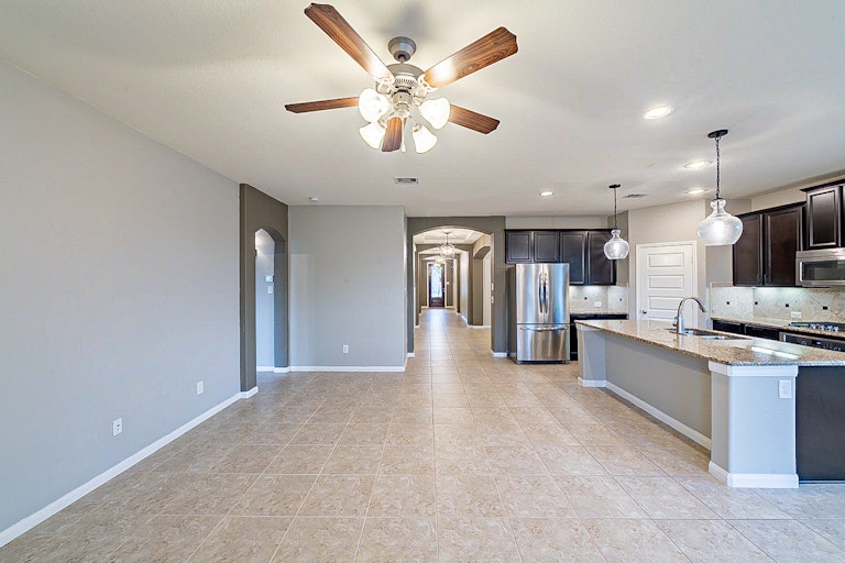 Photo 14 of 35 - 18226 Russett Green Dr, Tomball, TX 77377