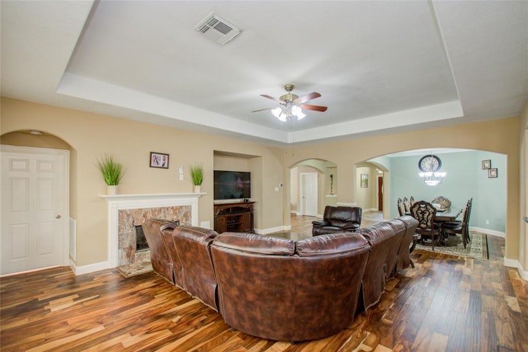 Photo 14 of 49 - 4476 Chestnut Cir, Friendswood, TX 77546